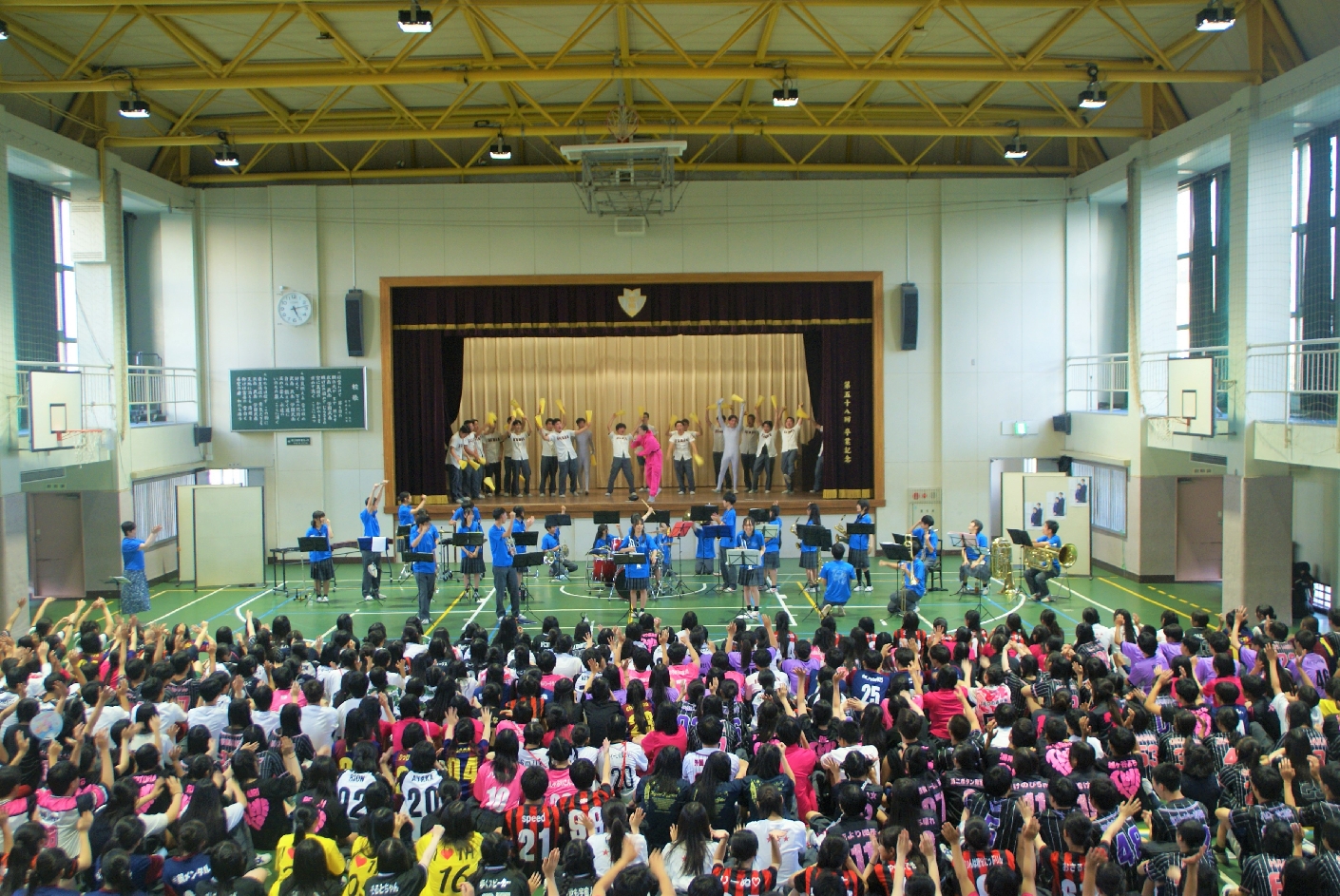 吹奏楽部×野球部のコラボステージに教員も参戦し盛り上がりをみせる中夜祭（1日目放課後）