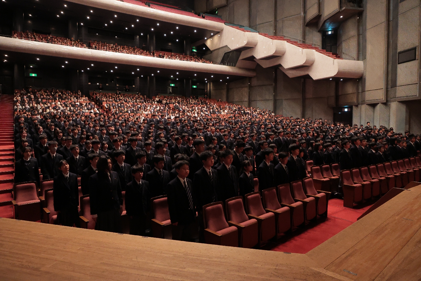 手前側に中学生、奥側が高校生