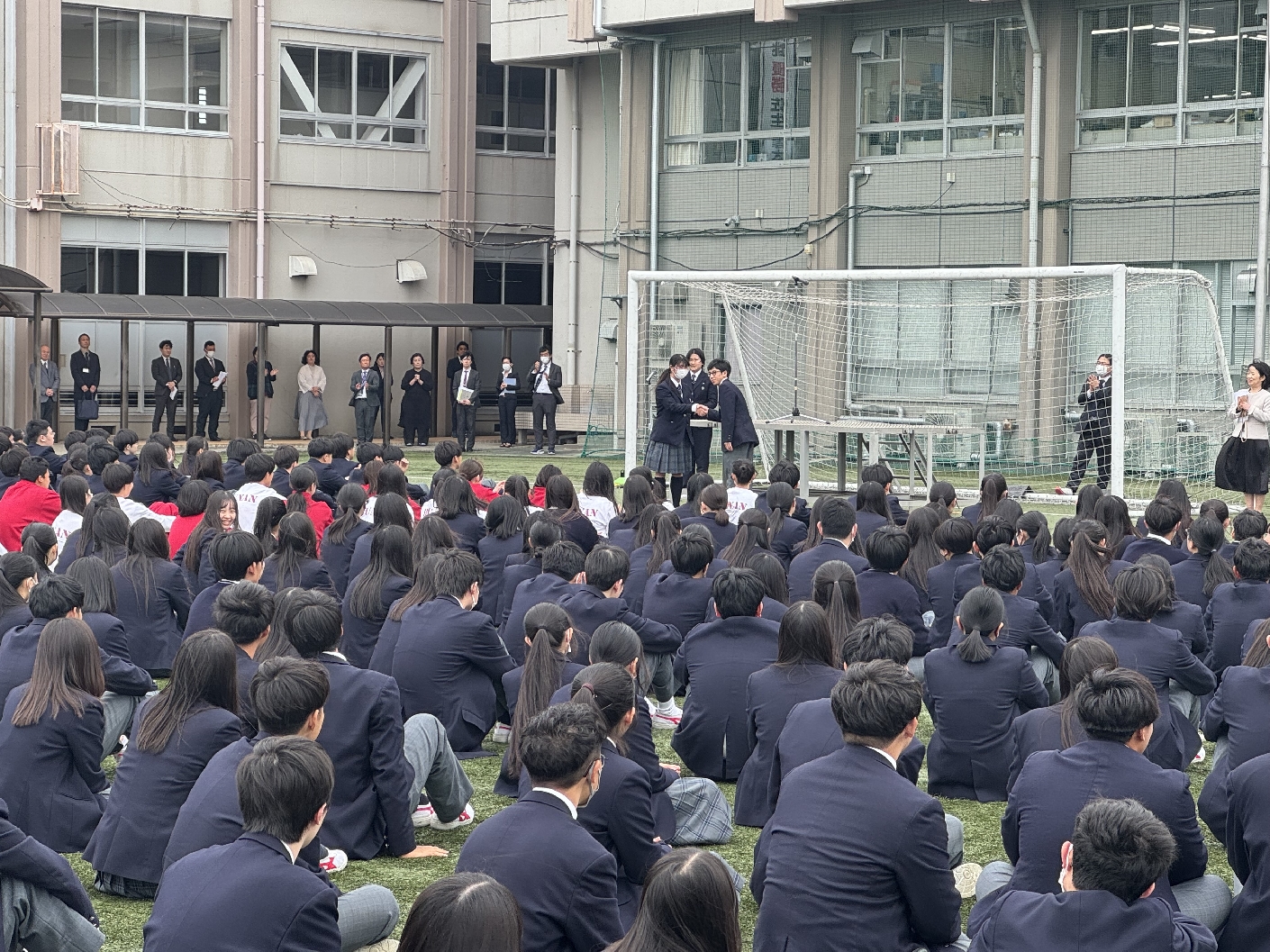 握手を交わす新入生代表と生徒会長