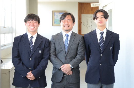 （左）萩原さん、（中央）サッカー部顧問の津島先生、（右）サッカー部のチームメートで立教大学に進学する水野さん
