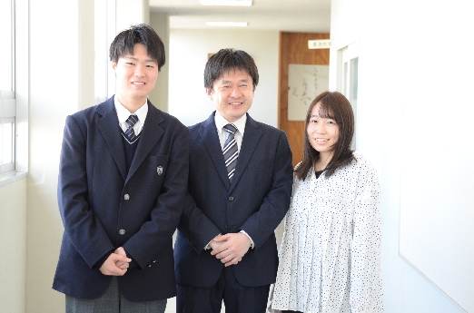 （左）同じく埼玉大学に進学するクラスメイトの橋本さん、（中）担任の浅岡先生