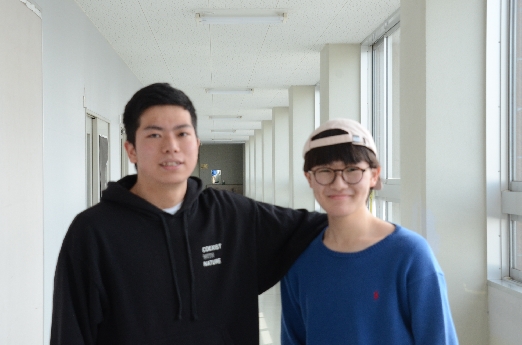 （左）千葉大に合格したクラスメイトの沼野井さん
