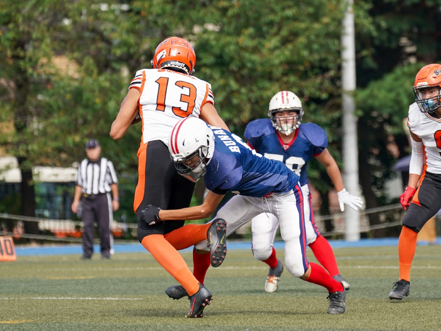 埼玉栄高校のエースWRをタックルで仕留める本多さん