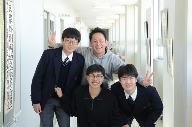卒業式の翌日、3人そろって担任の藤本先生に嬉しい報告をしに来てくれました！