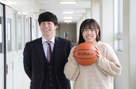 女子バスケットボール部顧問の中川先生と