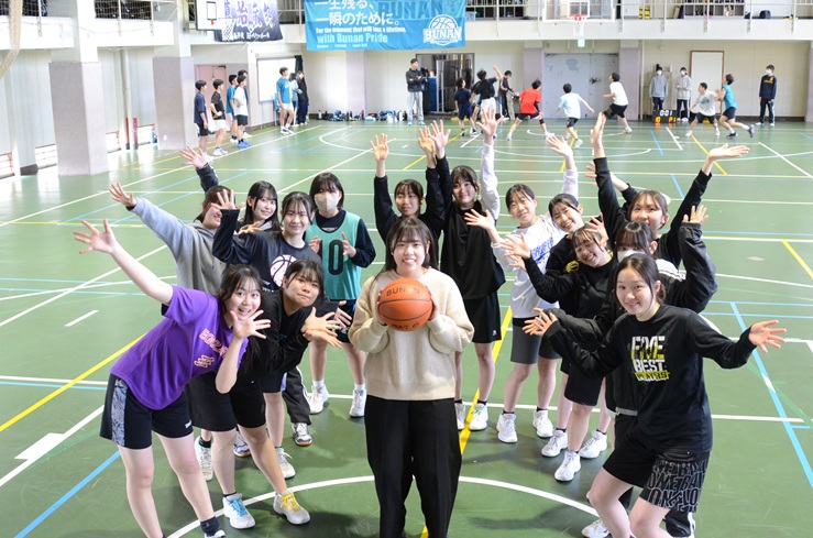 加藤さんの合格を祝う女子バスケットボール部の後輩たち