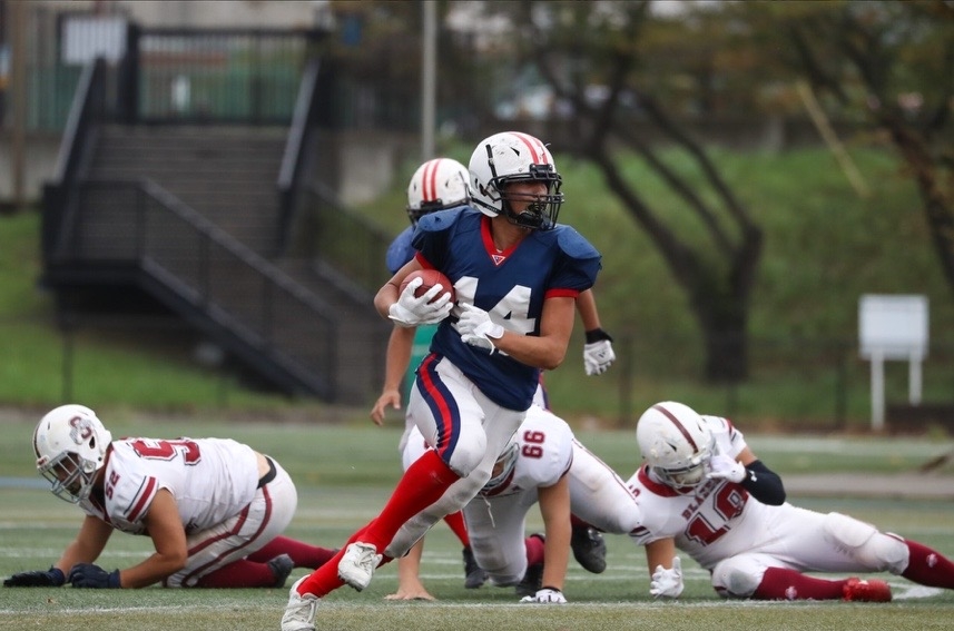 エースRBとして相手ディフェンスを切り裂き、タッチダウンを量産する村岡さん