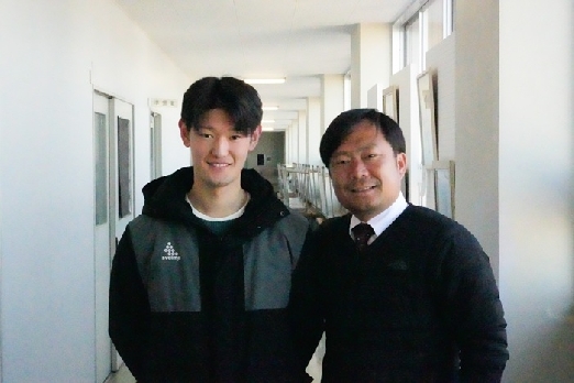 サッカー部顧問で担任の津島先生と