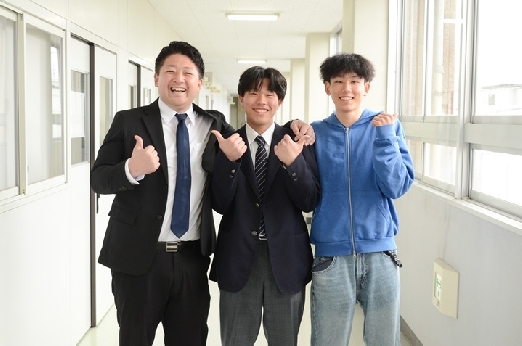 担任の宮谷先生、そしてクラスメイトとともに