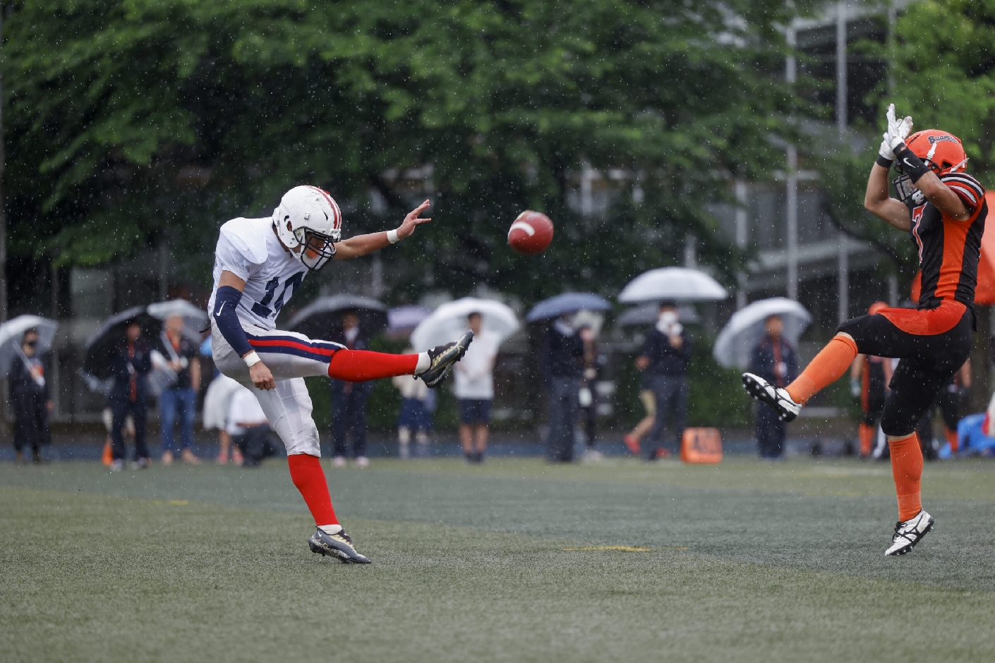 正確なキックで陣地を挽回するエースWR竹内（3年/選抜コース）