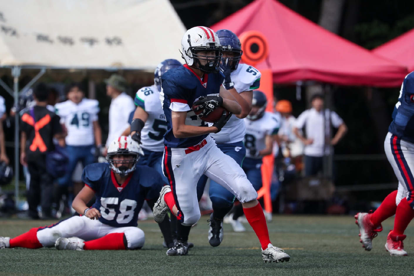 ランプレーで栄東DFを切り裂くRB木村選手（2年生）