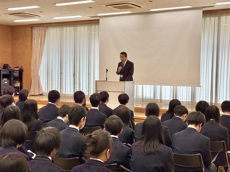 校長先生のお話を真剣に聴く生徒たち