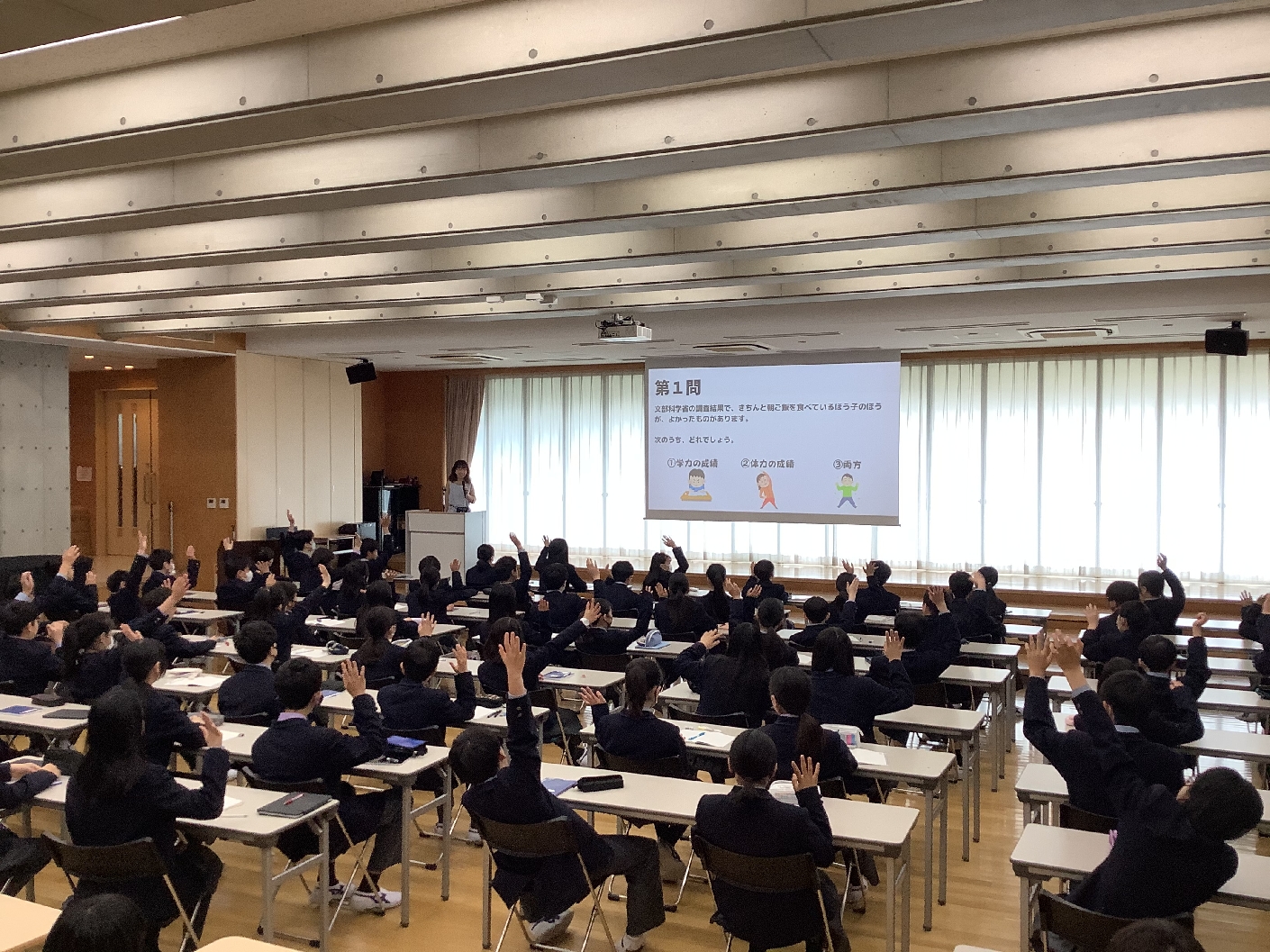 保健室からのお話を楽しく聞く生徒