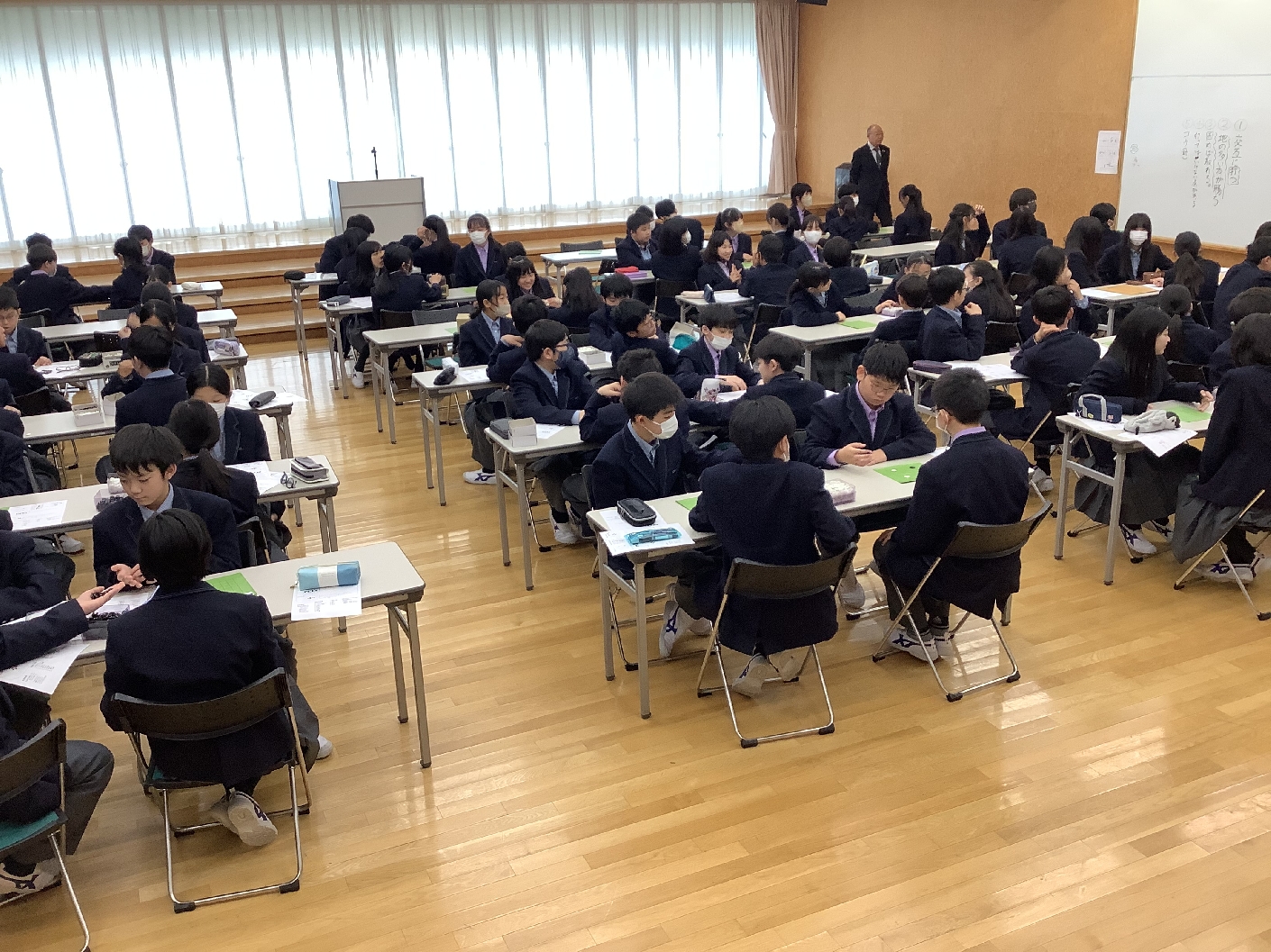 簡単な対局を行う生徒たち