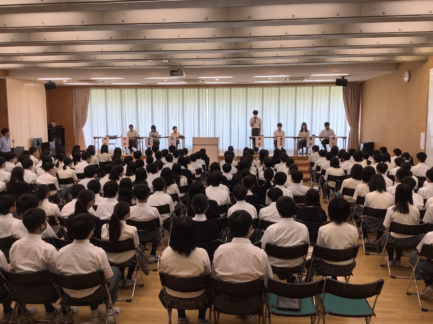 議長に注目する生徒たち
