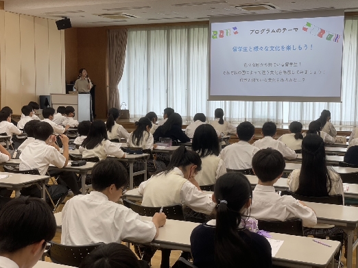 聞いたことをメモする生徒たち