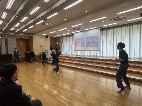 ラリーを実演するバレー部